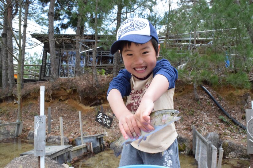 【しがライターReport】魚を釣ってさばいて食べて！大人も子どもも楽しめる「近江あまごの里」