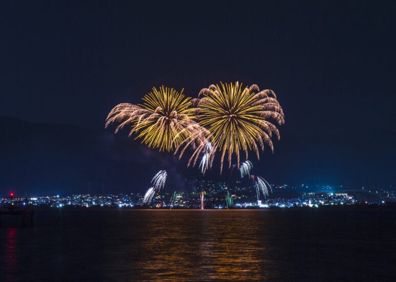 【しがライターReport】2度の延期を乗り越えて「非密の花火大会」開催！琵琶湖岸11カ所で同時に打ち上げ