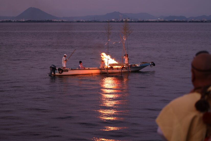 琵琶湖上で願いを込めて…【唐崎神社・みたらし祭り】