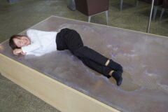 【しがライターReport】琵琶湖の深さを知る彫刻作品、オーパルに展示中！寝そべって北湖の深さを実感！